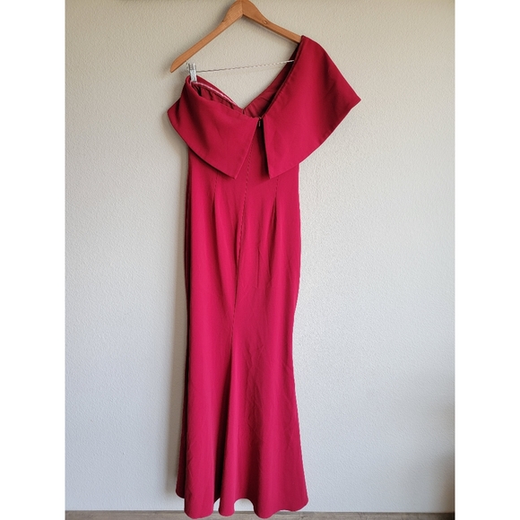 Badgley Mischka Ruby One Shoulder Gown - Picture 4 of 9